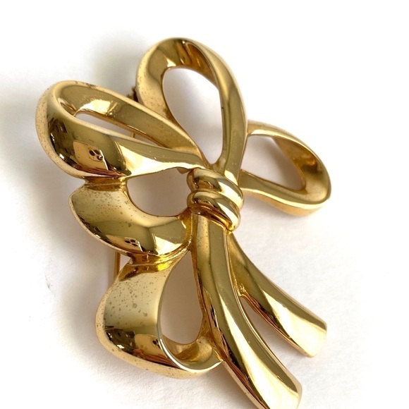 Vintage Monet Gold Tone Ribbon Brooch Pin - Picture 3 of 6
